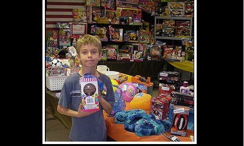 Darwin, of Tuttle, selects prize at Hurdsfield Carnival-Nov 24 i Image