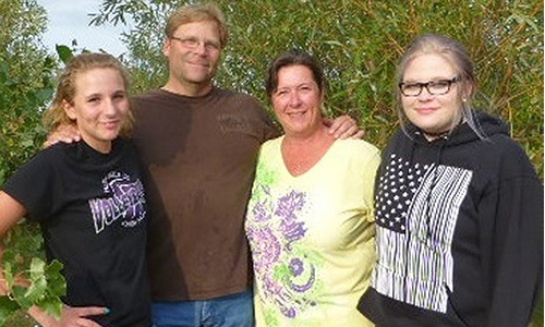 Mick and Candi Thompson family Image